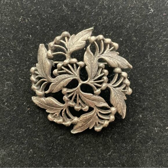 Vintage pewter Round holly berries brooch pin - Picture 2 of 6